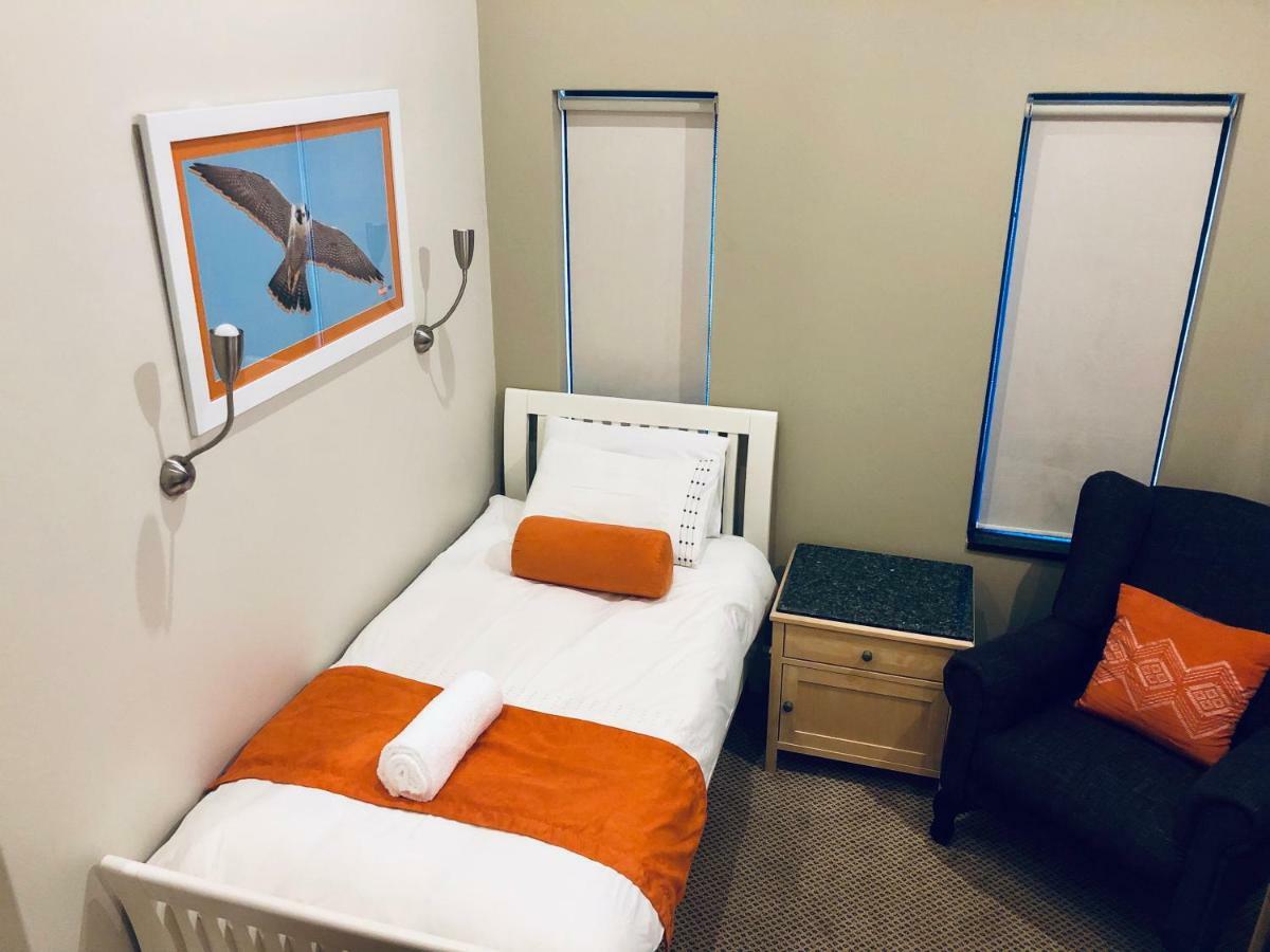 Orange Inn Книсна Стая снимка